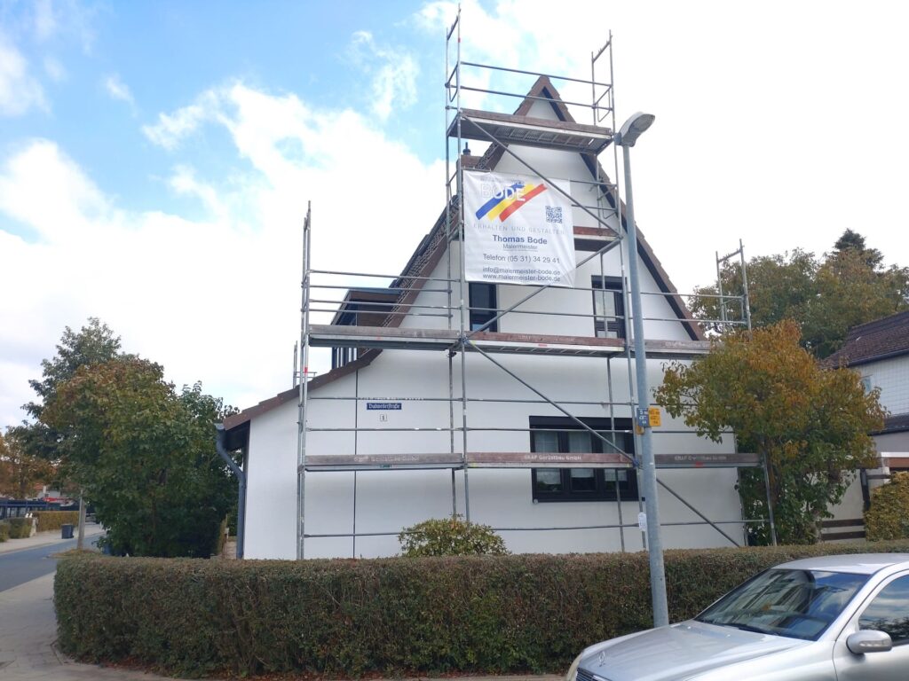 fassadenarbeit bs lehndorf geruest mit banner